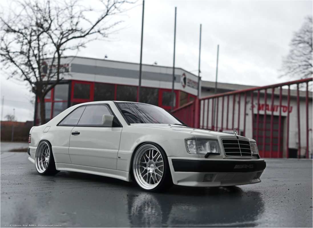 1:18 Mercedes Benz 300 CE 124 - AMG Dealer Arktisweiß Edition